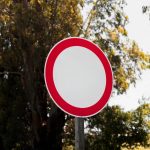 Nova Placa de Trânsito com Círculo Vermelho e Branco: O Que Significa?