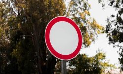 Nova Placa de Trânsito com Círculo Vermelho e Branco: O Que Significa?