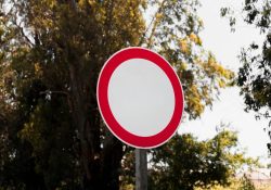 Nova Placa de Trânsito com Círculo Vermelho e Branco: O Que Significa?
